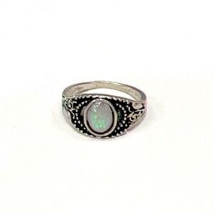 Vintage Like Ivory Faux Stone Silver plated Ring Size 7.5
** Fashion jewelry ***